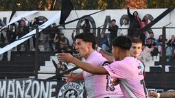 DESAHOGO. Mathías Crocco sale gritando el gol del triunfo; detrás lo sigue Ronaldo Aguilar. DESAHOGO. Mathías Crocco sale gritando el gol del triunfo; detrás lo sigue Ronaldo Aguilar.