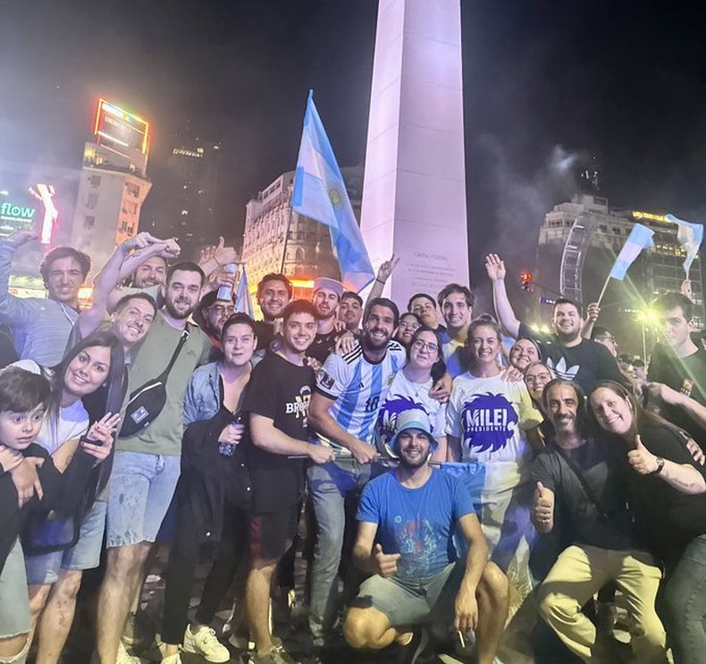 CELEBRACIÓN. Tito fue al obelisco tras el triunfo de Javier Milei. &nbsp;