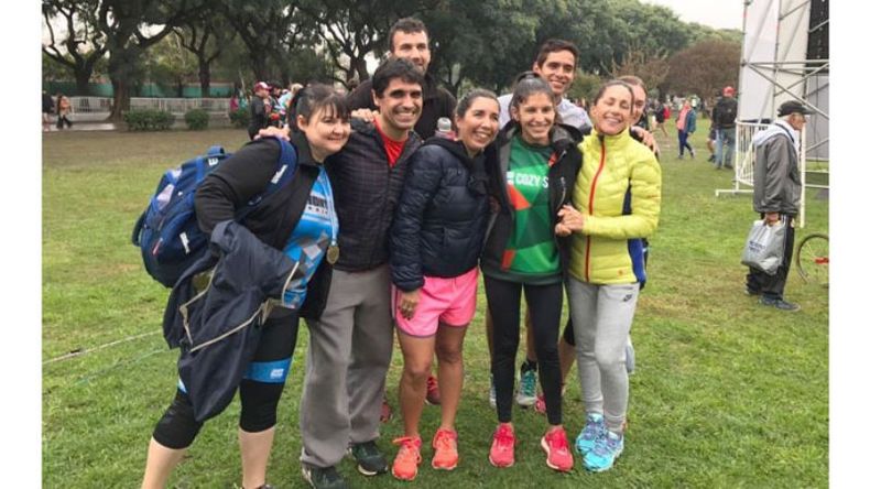 DAIANA TEAM. La ganadora de la General de Damas, Daiana Ocampo, con los integrantes del Ironteam..