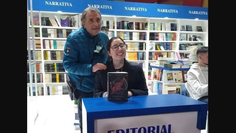 La pilarense Daniela Minotti presentando su primera novela en la Feria del Libro..