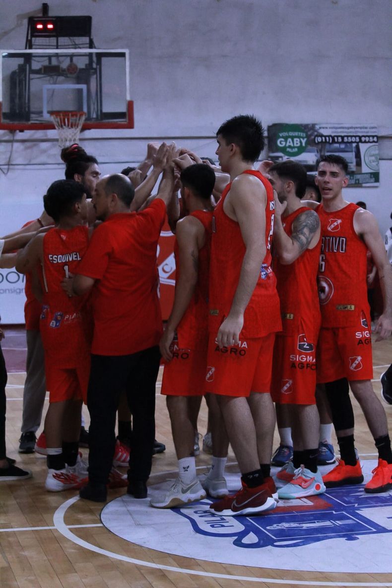 UNIDOS. Los jugadores de Sportivo festejan la vuelta al triunfo.