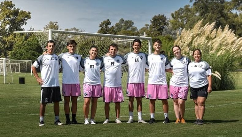 DT. Micky Sueldo (tercera en la foto) junto al cuerpo técnico de las Reinas.