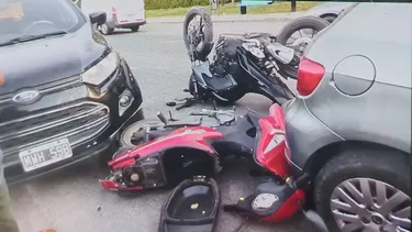 Los dos autos y las dos motos involucradas en el accidente.&nbsp;