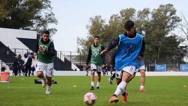 PASE. Brian Martin con la pelota. El delantero espera su chance de ser titular.