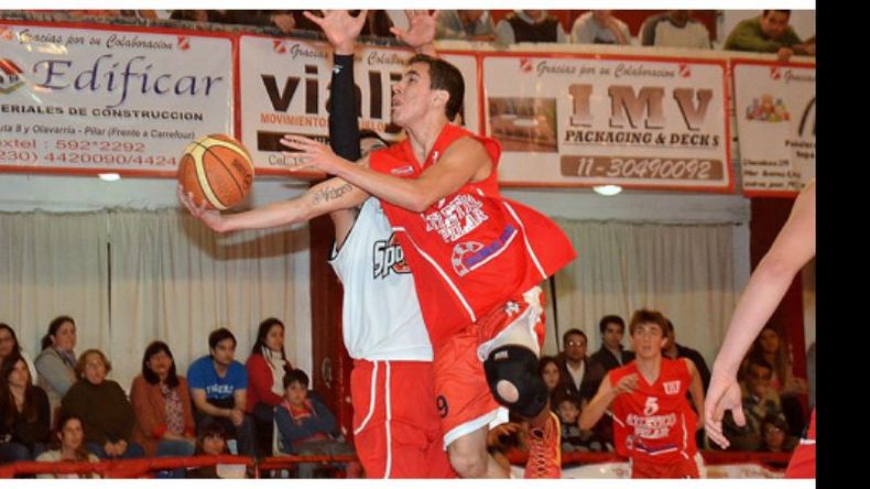 EN EL AIRE. Sportivo y Atlético disputaron un partido intenso..