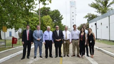 RECORRIDA. Funcionarios y empresarios anunciaron la inversión en la planta de Pilar..