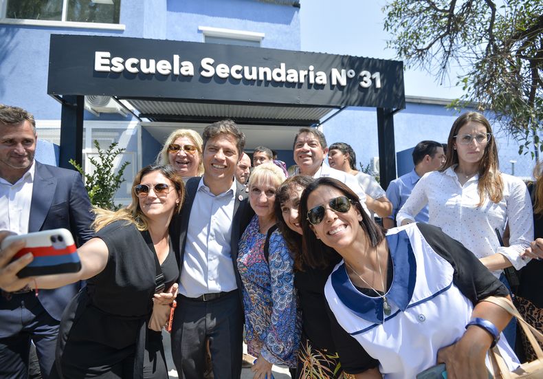El gobernador Kicillof, junto a Achával, en la inauguración del edificio de la Secundaria 31, uno de los 20 construidos en el municipio.