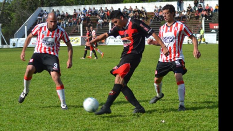 CIERRE. Procopio y Amieva buscan cerrarle el camino al rival; ambos fueron agredidos por la policía..