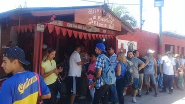 FILAS. Los promeseros llegan para pedir y para agradecer..
