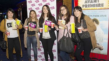 Agradecimiento recíproco. Esta semana Multimedio Pilar invitó a 40 lectores a disfrutar de la Avant Premiere de la película Una Razón para Vivir, y para que el disfrute del film sea completo, Village Cines les regaló pochoclos y gaseosa. Como siempre, todos ellos se mostraron muy agradecidos y no dudaron en expresarlo a través de Facebook (Pilar Adiario) e Instagram (@pilaradiario), lo cual, sin dudas, nos da ganas de seguir pensando cómo agasajarlos porque son ustedes los que hacen de nosotros, un medio líder en la región. .