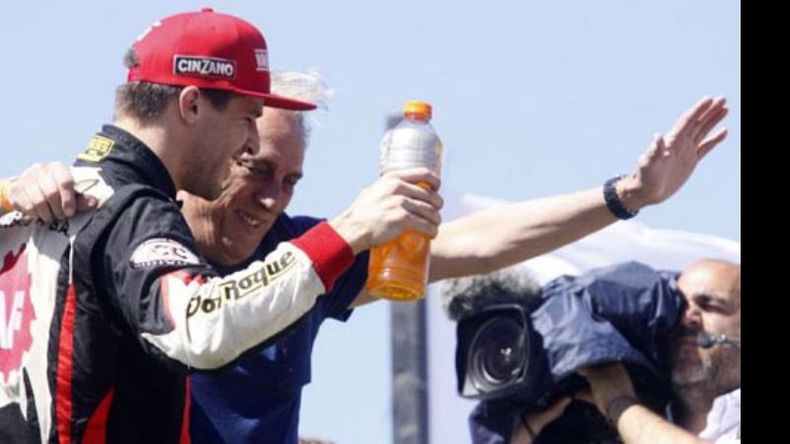 ¿Junta de campeones? Rossi compartió el podio con el Flaco Traverso. «Es un honor», dijo..
