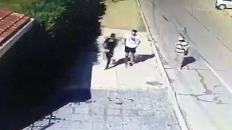 CÁMARA. Quedó registro de los tres delincuentes que entraron a la casa..