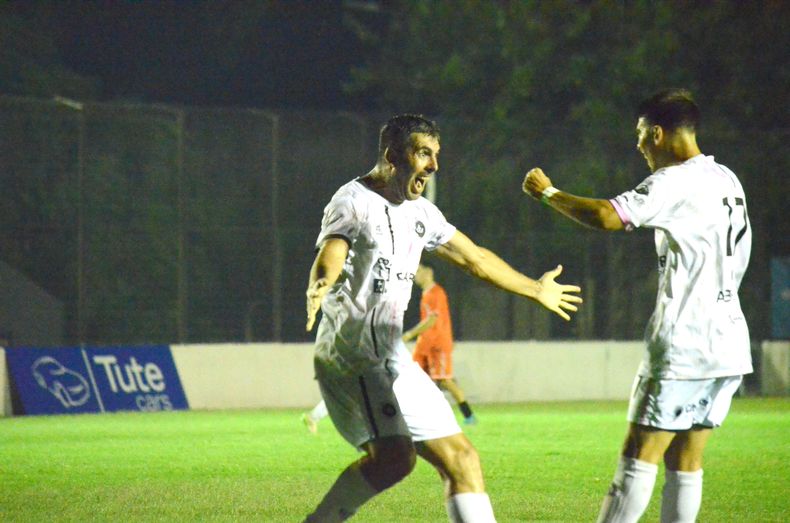 GOLEADA CONSUMADA. Alejandro Noriega festeja con Axel Abad, su segundo tanto y el tercero de Real Pilar.&nbsp;&nbsp;