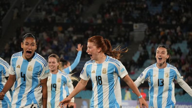 INOLVIDABLE. Annika Paz festeja su primer gol con sus compañeras.