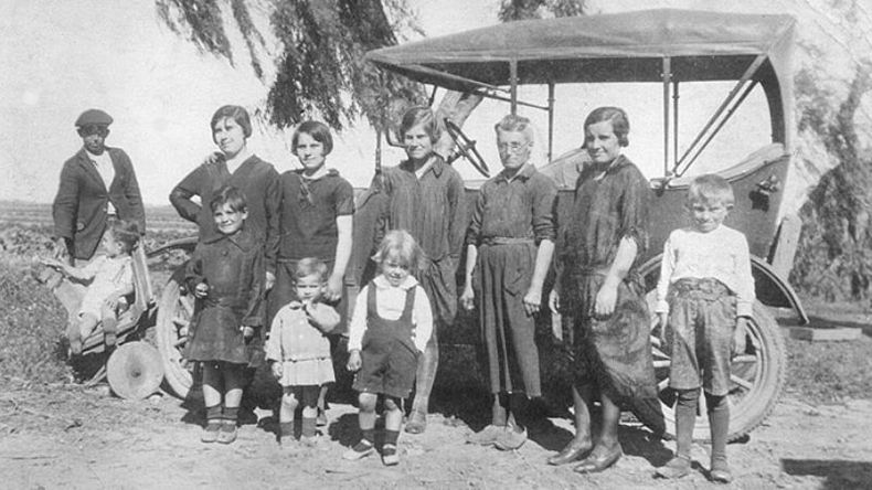 Año 1930. Ford T de la familia Burgos, de Derqui, que se dedicaba al alquiler de este tipo de transporte..