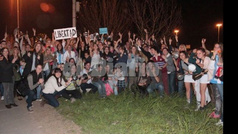 Arriba, manifestantes en el Kilómetro 50. Abajo, un pedido por la inseguridad y un no a la re-reelección..