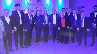 Directivos de SCIPA con Ducoté, durante la fiesta aniversario de la entidad..