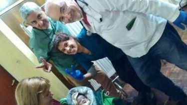 Los médicos que asistieron a la mujer en el improvisado parto. Foto: Del Viso es de Todos..