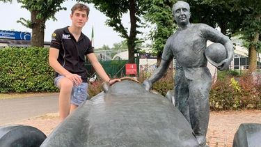 Franco Colapinto junto a la estatua de Fangio y su Mercedes en Monza..