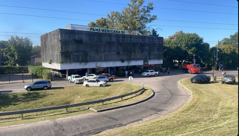 El incendio se produjo en un restorán de planta baja del edificio Panamericana 50.