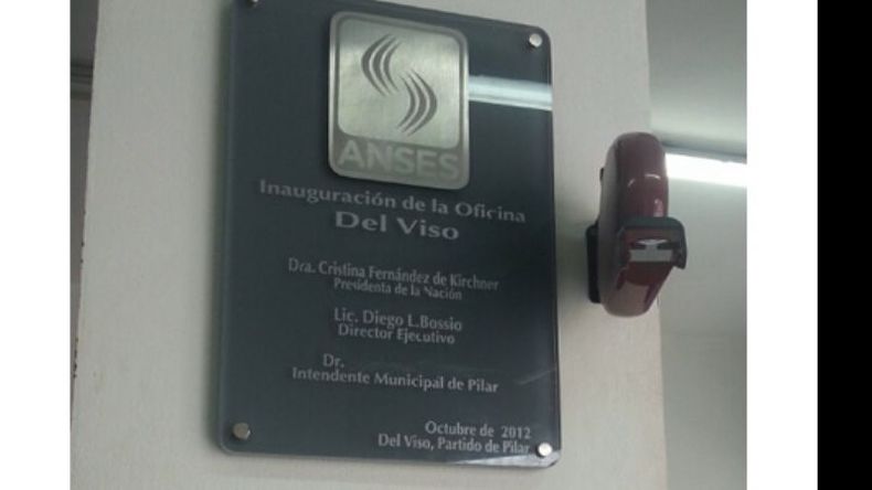 Intendente… ¿Qué intendente?. La ruptura del intendente Humberto Zúccaro con el kirchnerismo produjo efectos que se pueden constatar a varios niveles. Incluso, gráficos. Como ocurrió en esta placa, colocada en el acceso a la oficina de la Anses de Del Viso, inaugurada el año pasado, donde puede leerse claramente el nombre de la Presidenta de la Nación, Cristina Fernández de Kirchner, el del director Ejecutivo del organismo, Diego Bossio, pero mágicamente se borró el nombre del intend.