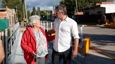 CHARLA. Achával dialogó con los vecinos en el barrio La Pilarica.