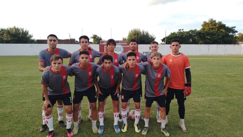 Atlético Pilar y una de las formaciones de sus amistosos de pretemporada.