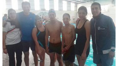 CAMPEONES. Los alumnos junto a los profes, tras clasificar en Chivilcoy..