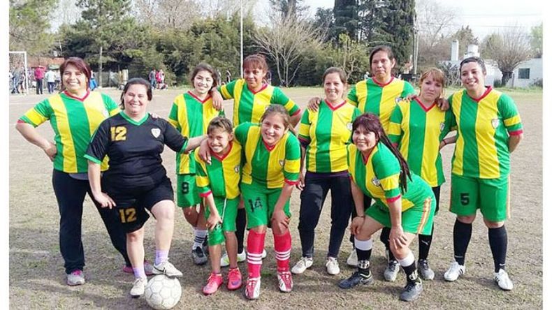 FEMENINO. Las chicas de Deportivo Manzone pelearon el título hasta el final..