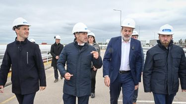 CASCOS. Los intendentes de La Liga recorrieron el puerto de Bahía Blanca.