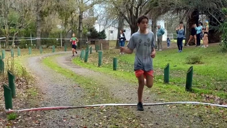 A CORRER. Los chicos del Acuatlón en plena competencia atlética. .