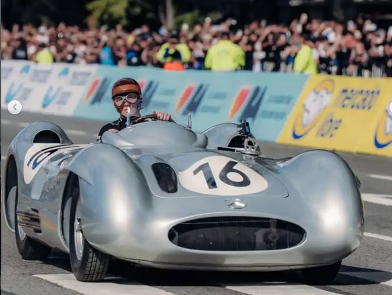Franco Colapinto condujo una rplica de una de las Flechas plateadas de Mercedes que utiliz Juan Manuel Fangio