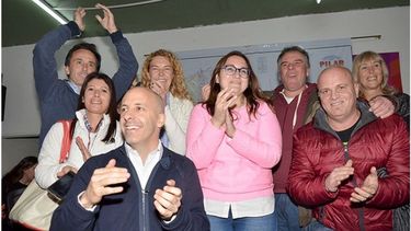 APLAUSOS. Los candidatos de Cambiemos, con Ducoté, tras los festejos..