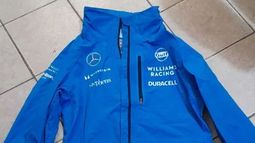 Una campera que el piloto Franco Colapinto le regaló al dueño de la casa es uno de los objetos que fueron robados por la banda. Una campera que el piloto Franco Colapinto le regaló al dueño de la casa es uno de los objetos que fueron robados por la banda.