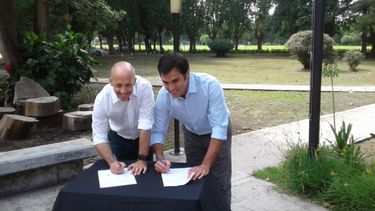 Ducoté firma junto a Ramón Lanús, titular de la AABE..