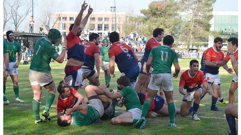 Desahogo francés. El empuje final de Deportiva Francesa tuvo su premio en el último esfuerzo. En la agonía, Facundo Pratti (tapado) llega al try y desahogó el grito de sus compañeros. Todavía faltaba la conversión de Lanfranconi para asegurar el triunfo 22-21 sobre Hurling, en la Primera B de la URBA..