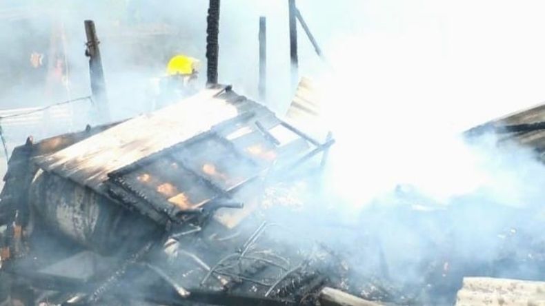PÉRDIDAS TOTALES. Así quedó la vivienda incendiada en el barrio Manzanares de Villa Rosa..