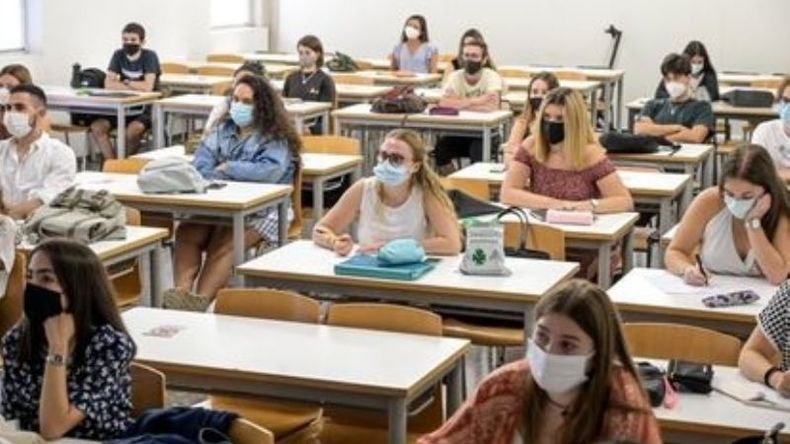 Las universidades podrán retomar la presencialidad plena..