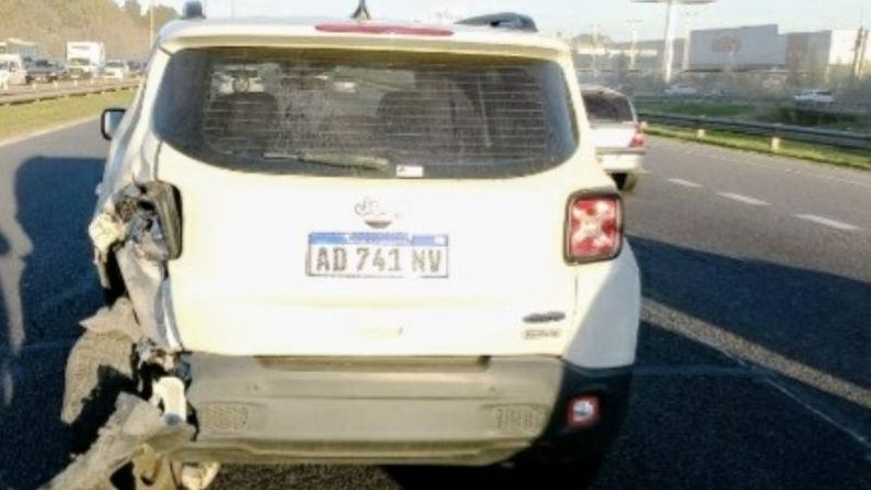 El Jeep era conducido por el abogado Juan Manuel Moldero, que debió ser trasladado al hospital Austral por heridas leves. Foto @juancaimpacto. .