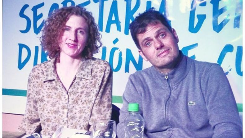 PRESENTACIÓN X DOS. La escritora pilarense Jimena Néspolo presentó su novela “Círculo polar”. A su lado, Diego Bentivegna dio a conocer su poemario “Geometría y angustia”..
