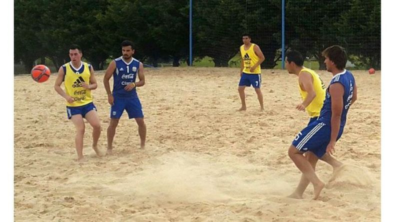 ARENA. Fernández, durante la práctica con la Selección, en Ezeiza..