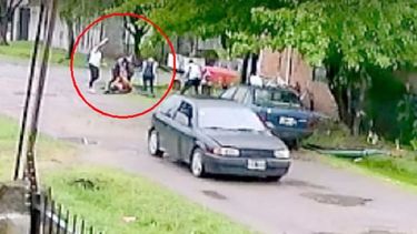 TOMA DE VIDEO. Muestra las cuatro personas atacando a la víctima. .