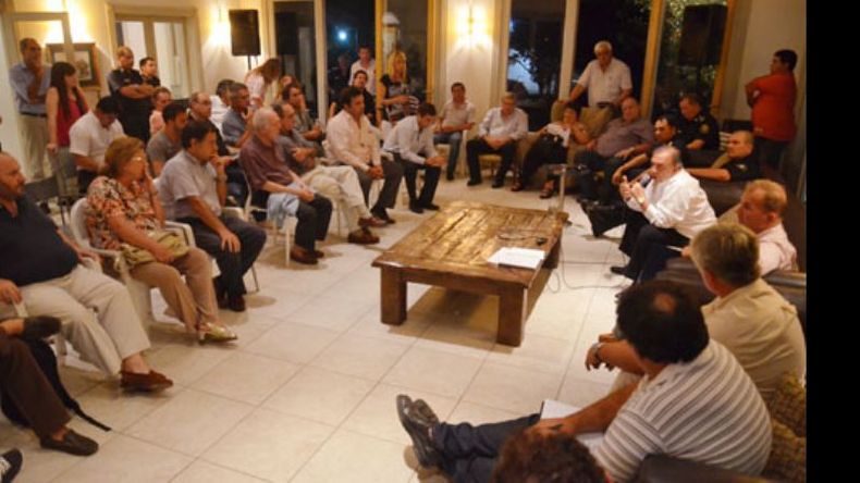 Zúccaro empieza a mostrarse en campaña y comenzó por los barrios privados..