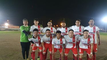 EQUIPO. Atlético posa previo al partido en José C. Paz.