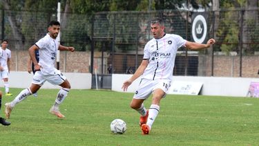 ATAQUE. Alejandro Noriega va por la pelota; el delantero suma 5 tantos en Real Pilar.