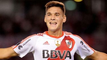 Lucas Martínez Quarta aportó una camiseta firmada por el plantel de River..