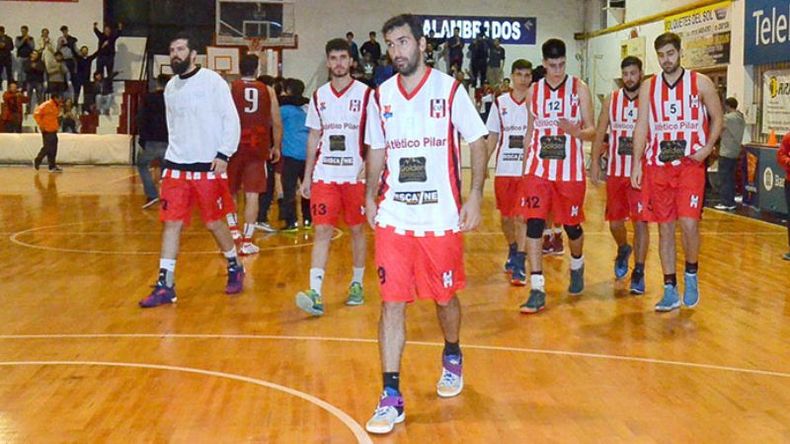 CARAS LARGAS. Hasenauer encabeza la salida de Atlético, tras la eliminación. .