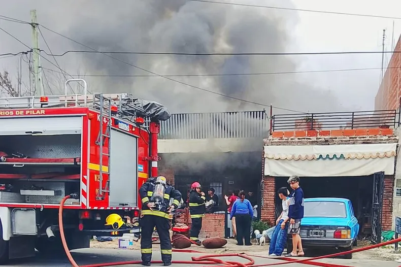 PÉRDIDAS PARCIALES. La vivienda incendiada, en el barrio Grosso.