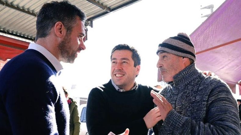 RECORRIDA. Achával caminó ayer por Manuel Alberti con el intendente de Malvinas Argentinas, Leonardo Nardini..