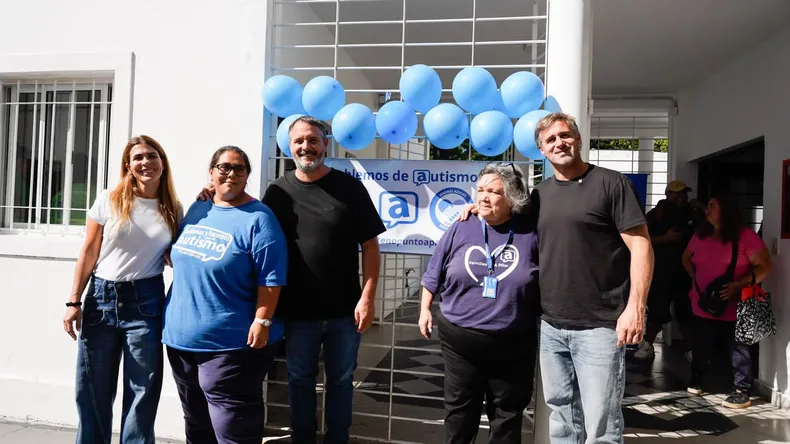 Peralta Laurent y Achaacuteval junto a vecinos en el Centro de Salud de La Lonjanbsp